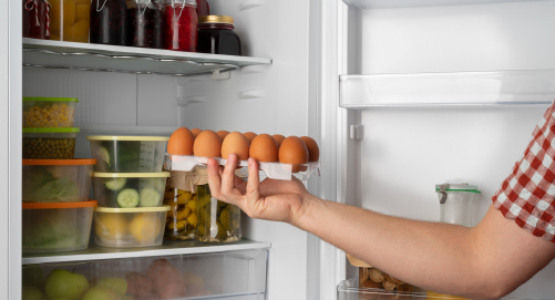 Affidati ai nostri consigli per disporre in modo corretto gli alimenti all'interno del tuo frigorifero